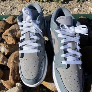 Nike Jordan 1 low SE cool grey grade school 6.5  Men's Gray and White Sneakers